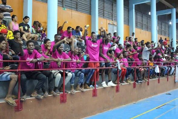 Tribune de supporters en t-shirts roses qui célèbrent